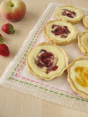 Käseküchlein mit Erdbeermarmelade und Pfirsichkonfitüre