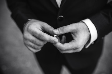 Obraz na płótnie Canvas groom holding a wedding ring