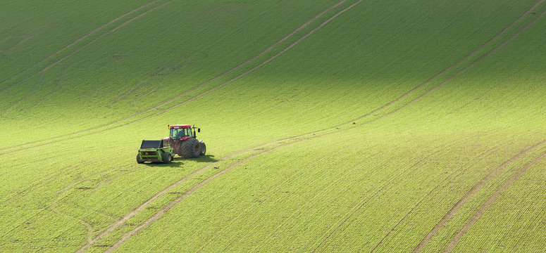 Feld mit Traktor