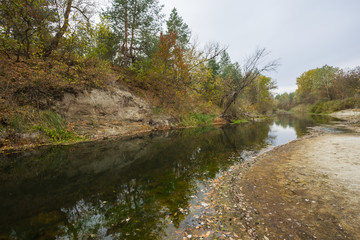 Fototapeta na wymiar small autumn river