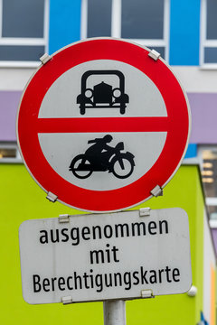 Verbotschild für Auto und Motorrad
