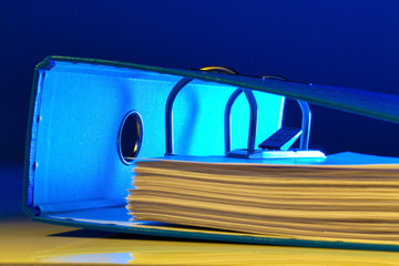 Akten Ordner mit Schriftstücken und Dokumenten