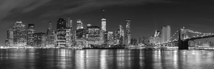 Fotobehang Brooklyn Bridge Zwart-wit New York City bij nacht panoramisch beeld, Verenigde Staten.