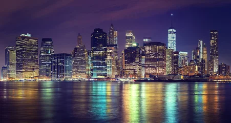 Poster Vintage getinte skyline van Manhattan bij nacht, NYC, Verenigde Staten. © MaciejBledowski