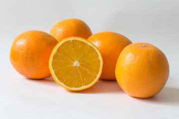 Orangen, aufgeschnitten