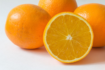 Orangen, aufgeschnitten