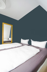Schlafzimmer mit Doppelbett
