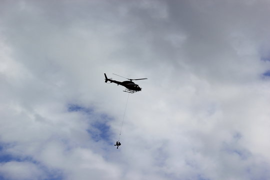 Hubschrauber rettet Menschen mittels Seilbergung (Taubergung)