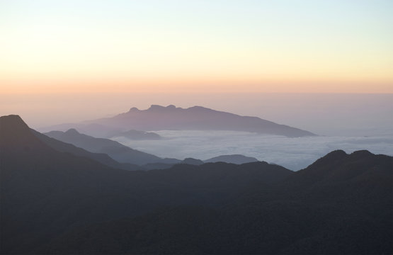 Fototapeta Рассвет в горном Цейлоне. Вид с пика Адама