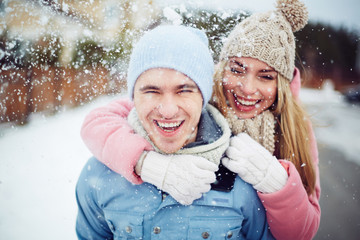 Obraz premium Laughing in snowfall