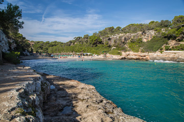 paradiesische kleine Bucht mit glasklarem türkisen Wasser und puderweißem Sand