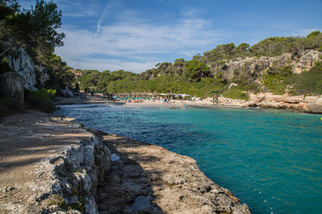 paradiesische kleine Bucht mit glasklarem türkisen Wasser und puderweißem Sand