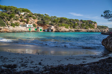 Fototapeta na wymiar paradiesische kleine Bucht mit glasklarem türkisen Wasser und puderweißem Sand