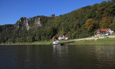 Fototapeta premium Blick über die Elbe zum Basteifels in der Sächsischen Schweiz