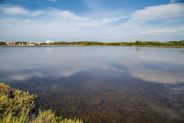 extrem seichter See mit traumhafter Wolkenspiegelung