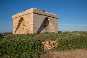 Fototapeta na wymiar alte kleine Festung in mediterranem Terrain