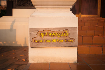 Obraz premium Please Take Off Your Shoes sign at Wat Chedi Luang, Chiang Mai, Thailand