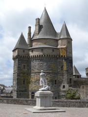 Fototapeta na wymiar Burg Vitré mit Denkmal