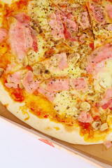 Obraz na płótnie Canvas pizza with ham and mushrooms