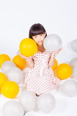 Fototapeta na wymiar a girl play balloons
