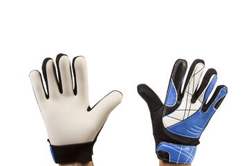 Manos con guantes de Fútbol blanco y azul sobre fondo blanco aislado. Vista de frente y de cerca....