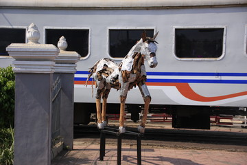 train et sculpture de cheval