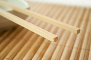 bol et baguettes chinoises sur set de table en bambou