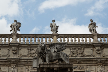 Obraz premium statues adorning the roof of the baroque Palazzo Maffei on the Piazza delle Erbe, Verona, Italy