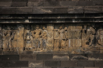 les murs sculptés du temple de Borobudur