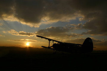 Fototapeta na wymiar Zachód słońca na lotnisku.