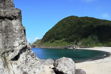 三瀬海岸／山形県の庄内浜で、三瀬海岸の風景を撮影した写真です。三瀬海岸は、奇岩怪岩の変化に富んだ美しい浜辺です。家族連れで磯遊びもでき、立岩の上から眺める夕日は絶景です。また、岩でできた自然の飛び込み台もある海水浴場です。