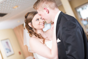 Hochzeitspaar im Festsaal