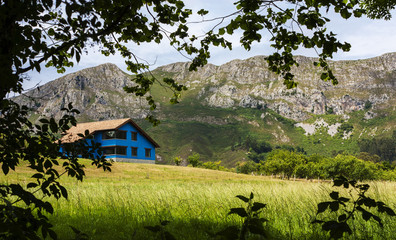 Casa azul en monta&ntilde;a en Asturias