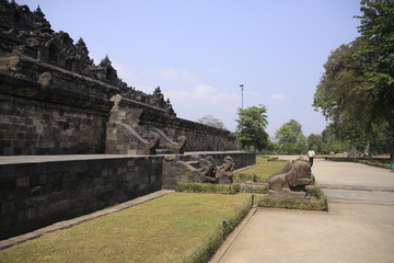 Fototapeta na wymiar les abords du temple de Borobudur