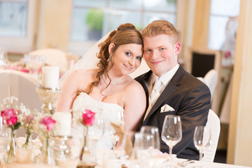Hochzeitspaar im Festsaal