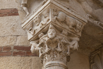 Obraz premium detail of a column on the face of the 12th century Cathedral of Verona, Italy