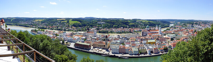 Fototapeta na wymiar Passau Altstadt im Sommer - Panorama Bild mit Donau und Inn