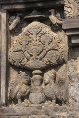 Fototapeta na wymiar arbre en bas relief au temple de Prambanan