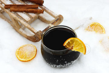 Glühwein und Schlitten im Schnee