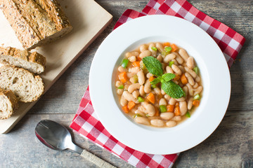 white beans with carrot and green pepper