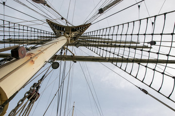 Fototapeta premium Takelage eines Segelschiffes von unten