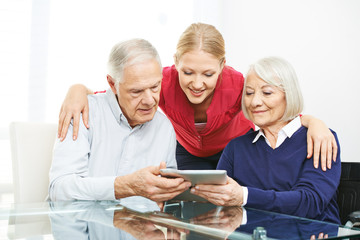 Senioren testen Apps auf Tablet Computer