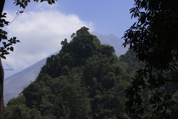 le volcan Merapi fume