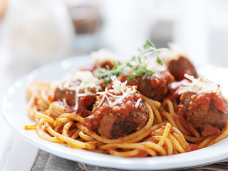 plate of italian spaghetti and meatballs with oregano garnish - obrazy, fototapety, plakaty