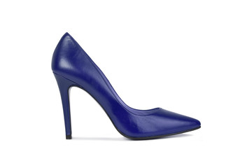 Zapato Azul de mujer con taco aguja de color azul sobre fondo blanco aislado. Vista de frente. Copy...