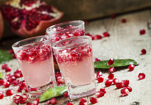 Carbonated refreshing pomegranate drink from the garnet grains,