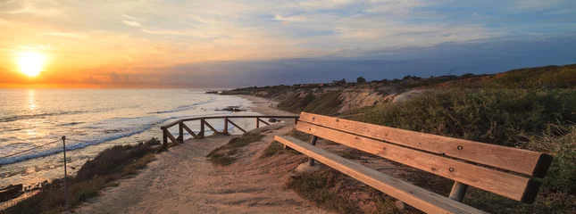 Papier Peint photo Mer / coucher de soleil Banc le long d& 39 une perspective avec vue au coucher du soleil de Crystal Cove Beach, Newport Beach et Laguna Beach Line en Californie du Sud