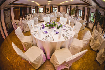 Festlich geschmückter Saal