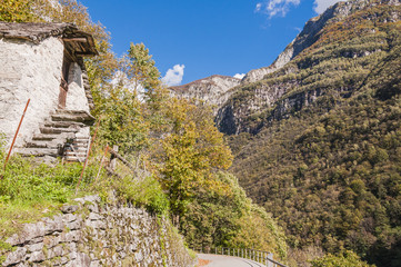 Corippo, Dorf, Verzascatal, Valle Verzasca, Passstrasse, Bergstrase, Steinhäuser, Wanderweg, Wanderferien, Herbst, Tessin, Schweiz