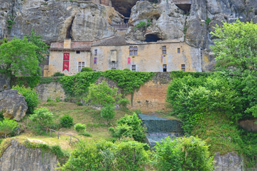 Fototapeta na wymiar Fortified cave house in south western France